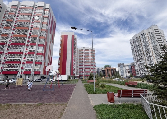 Рядом превосходный, эстетичный парк «Салават Купере», где можно проводить время с семьей.<br /> <br /><strong>ПРЕИМУЩЕСТВА КВАРТИРЫ:</strong><br />- квартира новая,<strong> </strong><strong>никто не жил<br />- чистовая отделка</strong> <br />- комфортная,<strong> удобная планировка</strong><br />-кухня с выходом на лоджию<br />- большие спальные комнаты на разные стороны, с выходом на лоджию<br />- на окнах пластиковый стеклопакет, установлены современные радиаторы, счетчики на свет, воду<br />- в доме два лифта (грузовой и пассажирский) сквозной подъезд <br />- небольшие коммунальные платежи<br />- чистый ухоженный подъезд, доброжелательные соседи<br /><br /><strong>ПЛАНИРОВКА:</strong><br />- общая площадь  <strong>86,3 кв.м</strong><br />- кухня 13 кв.м<br />- комнаты 16,3 кв.м 14,7 кв.м и 14,4 кв.м <br />- сан.