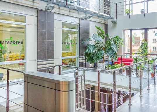 Транспортная доступность и удобные подъезды с улиц Островского, Петербургская и Тихомирнова.<br /><br />• Продуманные объемно-планировочные решения внутреннего пространства, начиная от входных групп, атриума, собственно офисов, занимающих три этажа, и заканчивая техническими помещениями, гардеробами и хозяйственными помещениями.<br /><br />• Атриум с декоративной подсветкой, основание которого находится в холле первого этажа.