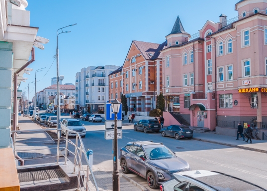 Тукая», в 80 метрах от пешеходной туристической улицы города; <strong>центр деловой и культурной жизни Казани</strong>, столицы Республики Татарстан.<br /><br /><strong>Общая площадь помещения: 486,4 кв.м.<br />Высота потолков: 3,6 метра.</strong><br /> <br />Помещение имеет <strong>5 входных групп:</strong><br />Два отдельных входа с улицы Петербургская; удобный пандус.<br />Один вход со стороны сквера.<br />Два служебных входа/выхода во двор и соседнюю улицу.<br /> <br />Индивидуальную систему приточно-вытяжной вентиляции.<br />Индивидуальные вытяжки для кухни и пекарни, выведены на крышу здания.<br />Электричество: <strong>500 кВт</strong>, возможно увеличение.<br />Имеется <strong>подземный паркинг. </strong><br /><br /><strong>Стоимость продажи:</strong> 600.000 руб./кв.м., в том числе НДС 20%.<br />Общая стоимость: 291,84 млн.руб.<br />В том числе НДС (20%): 48,64 млн.руб.<br />Возможен торг. <br /> <br />Данное помещение выгодно подходит для размещения представительства, клиентского офиса, финансового учреждения, медицинского или косметологического центра, офиса, торгового помещения по продаже дорогостоящих товаров, предприятия общественного питания: ресторана, пивного паба, эксклюзивной кондитерской.