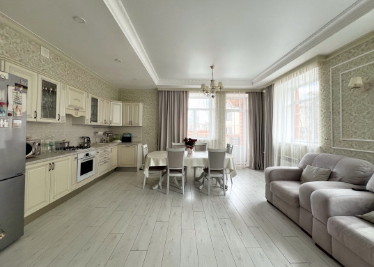 <b>Купить свой дом в окружении природы и в 10 минутах езды до центра города!</b><br /><br />Прекрасная возможность для тех, кто мечтал о своем доме в окружении природы, но при этом с городской инфраструктурой! <br />В продаже кирпичный дом 216 м2 с земельным участком площадью 6,5 соток в коттеджном поселке Плодопитомник!