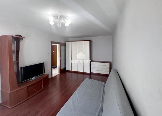 При входе место под гардероб. <h3>Дом по прописке относится к престижной школе Адымнар!</h3>Дом удален от шумных дорог, благодаря чему в квартире уютно и тихо даже с открытыми окнами.