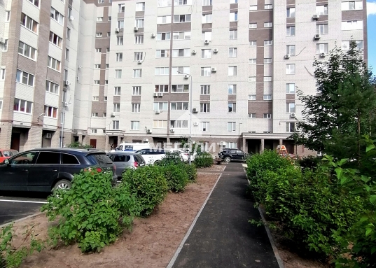 Остаётся кухонный гарнитур со всей техникой.<br /><br />        Чистый подъезд, зеленый двор, рядом остановки общественного транспорта.<br /><br />        Дом расположен в самой востребованной и престижной локации Ново-Савиновского района.