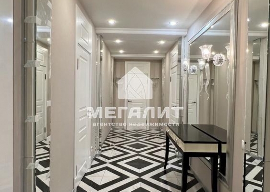 Закрытая охраняемая территория дома, круглосуточное видеонаблюдение.