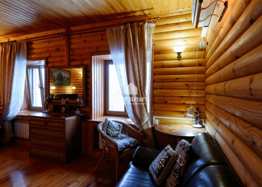 Все документ готовы для сделки, а дом - для новоселья!<br />​​​​​​​Возможен обмен, торг.<br /><br />​​​​​<br /><br /><em>Приобретая этот дом, Вы приобретаете не просто стены - Вы получаете стиль жизни, наполненный умиротворением, гармонией и счастливым временем, проведенным с близкими людьми.</em><br /><br />Рядом находятся: Верхний Услон, Нижний Услон, Ключищи, Печищи, Моркваши, Октябрьский, Никольское<br /><br /><p><strong>С уважением, ваш гид в мире недвижимости, Шахимарданова Гузель.</strong></p><p><strong>АН «МЕГАЛИТ» основано в 2004 году.