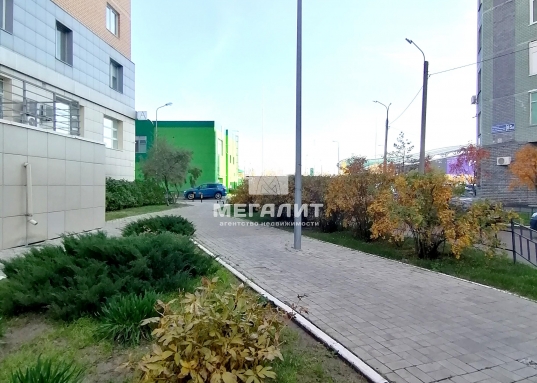 При продаже остается вся мебель и техника: встроенный кухонный гарнитур, варочная панель, холодильник, духовой шкаф, двуспальная кровать, шкафы.<br />            <br />       Дом расположен в самой востребованной и престижной локации Ново-Савиновского района, объединяющий современный ритм мегаполиса и комфорт развитой инфраструктуры.