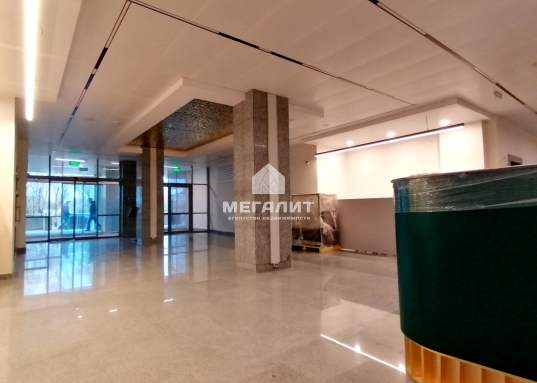 <p><strong>Помещение в новом бизнес-центре по проспекту Ямашева, первая линия!</strong><br /><br /> Помещение общей площадью 189 кв.м., расположенное на втором этаже.</p><p><br /><strong>Локация:</strong><br />   - Центр Ново-Савиновского район города Казани<br />   - первая линия ул. проспекта Ямашева<br />   - второй этаж бизнес центра<br /><br /><strong>О помещении:</strong><br />   - первая линия, вход со стороны улицы;<br />   - 2 этаж;<br />  -  площадь помещения 189 кв.м.;<br />   - круглосуточный доступ;<br />   - вместительная парковка перед зданием;<br />   - предоставляются арендные каникулы;<br />   - арендная плата с включенным НДС<br /> <br />        Помещение расположено в новом здании нового бизнес-центра одной из самых оживленных улиц города, на пересечении с ул. Абсалямова, в шаговой доступности от ул. Чистопольская, ул. Меридианная, Мусина и ул. Бондаренко, по соседству с улицами проспект Ибрагимова, Чуйкова, Короленко.