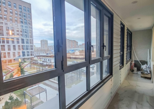 Окна выходят во двор и улицу.<br />В квартире есть все необходимое для проживания:<br />- в спальне: двуспальная кровать, телевизор, кондиционер, шкаф, 2 прикроватные тумбы, комод.<br />- в зале: диван, телевизор, кондиционер.<br />- на кухне: встроенная техника (холодильник, посудомоечная машина, духовой шкаф, микроволновка, эл.