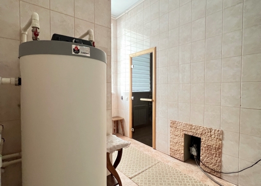 Вам не придется пренебрегать комфортом ради близости к инфраструктуре – в шаговой доступности находятся:<br /><br />- Остановка общественного транспорта<br />- Магазины, школы и детские сады<br />- Гипермаркеты «Лента», «Ашан» и «Перекресток»<br /><br /><strong> Образование на высшем уровне:</strong><br />Всего в 5 минутах езды — элитная гимназия №19, участник проекта «Школы Сколково»,  Школа превосходства Республики Татарстан, партнер международной организации инновационных школ «SWIFT», базовая школа Российской академии наук.<br />Возможности для занятия здоровьем и спортом: школа плавания "Касатка", плавательный бассейн Буревестник, академия тенниса, центр бадминтона, центр гимнастики, строится термальный комплекс "Пляж", фитнес-центры.<br /><br /> <strong>Транспортная доступность:</strong><br />В 15 минутах пешком – станция метро Дубравная, что значительно облегчает передвижение по городу.<br />В 250 метрах от участка остановки общественного транспорта, из поселка несколько выездов: на улицу Дубравная, улицу Кул Гали и улицу Габишева, откуда можно добраться в любую точку города.<br /><br />Не упустите свой шанс!