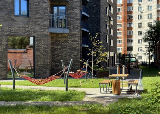 Просторная <strong>гардеробная комната</strong> при входе.