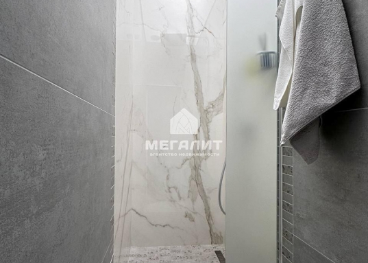 и внутренний блок SLZ-KA25VAL (мощность обогрева 3,2кВт и мощность охлаждения 2,6 кВт) - 6 шт.<br />*Система вентиляции: приточная - принудительная (обогреваемая) , вытяжная - естественная (общедомовая)<br />*Система отопления: централизованная система отопления, разводка коллекторно-лучевая.<br />*Пожарная система стандартная в соответствии с требованиями МЧС.<br /><br />Изначально планировка помещения - свободная.