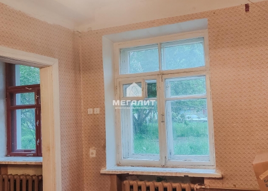 Дом расположен по ул. Военный Городок-2, дом 44, Приволжский район.<br /><br /><em><span style="text-decoration:underline;"><strong>О квартире и доме:</strong></span></em><br />- дом из красного кирпича проекта «сталинка» после капитального ремонта<br />- кухня 7 кв.м<br />- раздельные комнаты 12,2 кв.м и 21,1 кв.м<br />- высота потолков 3 м<br />- раздельный санузел<br />- ремонт можно выполнить по собственным предпочтениям<br />- централизованное горячее водоснабжение (нет газовой колонки)<br />- третья комната находится в собственности муниципалитета, в ней никто не проживает много лет<br /><br /><span style="text-decoration:underline;"><em><strong>Об инфраструктуре:</strong></em></span><br />- удобная транспортная развязка<br />- до центра Казани 12 минут на автомобиле<br />- в 50-ти м от дома набережная озера Кабан<br />- в шаговой доступности остановка общественного транспорта<br />- тихий двор, детская площадка<br />- торговый центр «Бэхетле»<br />- рядом Парк в честь 100-летия Танкового училища<br /><br /><span style="text-decoration:underline;"><em><strong>О документах:</strong></em></span><br />- взрослый собственник<br />- недвижимость без долгов и обременений<br />- вся сумма в договоре<br />- чистая продажа<br /><br />Рядом находятся улицы: Оренбургский Тракт, проспект Универсиады, Бутырская, Даурская, Комарова, Танковая, Курчатова, Латышских стрелков.<br /><br /><strong>Звоните, покажем в удобное для Вас время.<br />Гарантируем юридическую чистоту сделки!<br />АН «МЕГАЛИТ» основано в 2004 году.