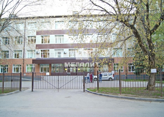Дом находится на пересечении улиц Поперечно-Базарная, Дежнева и Дружинная.