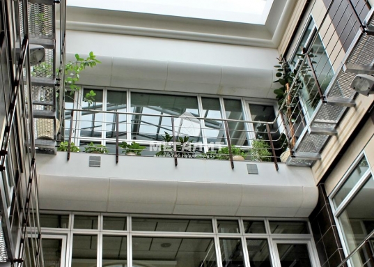 Сдержанность и комфорт в выборе интерьерных решений.<br /><br />• 2, 3, 4 и 5 этаж полностью укомплектованы мебелью иностранного производства.<br /><br />• Наличие на первом этаже двух больших помещений с отдельными входами, которые могут быть использованы в качестве клиентских офисов продаж или демонстрационных залов.<br /><br />• Подземная парковка в цокольном этаже на 17 машиномест.<br /><br />• Здание оснащено инженерными коммуникациями, которые гарантируют автономность и бесперебойность его работы.