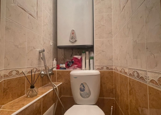 <span style="font-size:16px;"><strong><span style="text-decoration:underline;">Просторная квартира для дружной семьи в надежном кирпичном доме.</span></strong></span><br /><br />Вы искали квартиру, где тепло зимой и прохладно летом, где не слышно соседей и где есть место для каждого члена семьи?