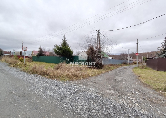 На участке строений нет.