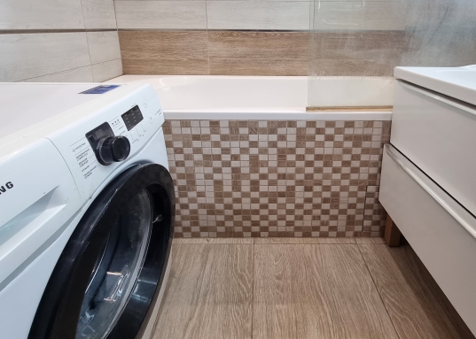 Находится недалеко от авторынка и ТЦ "Парк Хаус".