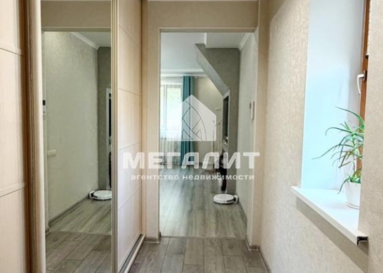 В лестничном холе распложен санузел 8,6 кв.м.и кладовка 3 кв.м.
На 2 этаже (мансарда) две светлые спальни (20,5 и 15, 4 кв.м ) с прекрасным видом на лес и двор.