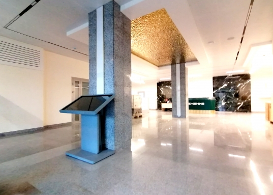 Удачная локация, оживленная улица с большим пешеходным и автомобильным трафиком. Напротив здания остановка общественного транспорта.