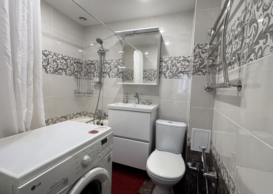 <br /><strong>Снять квартиру с ремонтом и мебелью рядом со школой Адымнар!</strong><br /><br />На длительный срок сдается 1- комнатная квартира, с ремонтом и  со всей необходимой <strong>мебелью и техникой</strong>.<br />Квартира расположена в самом центре Ново-Савиновского районе, по улице<strong> Амирхана дом 21</strong>.