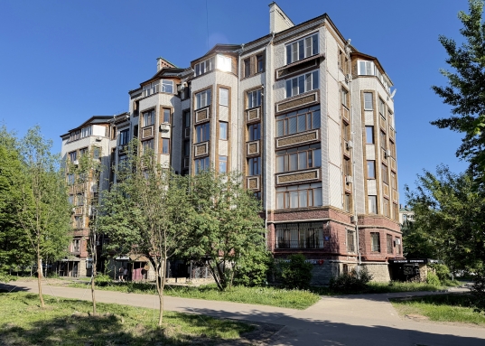 Адрес: ул. Мулланура Вахитова, дом 8, Количество комнат: 4, Общая площадь: 131.5 м<sup>2</sup>, Жилая площадь: 80 м<sup>2</sup>, Площадь кухни: 18 м<sup>2</sup>, Этаж: 3/5, Тип дома: Кирпичный, Район: Кировский