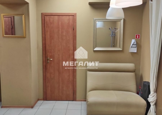 Продается готовый арендный бизнес с якорными арендаторами в центре Вахитовского района г. Казани по адресу ул. Бутлерова, д. 35.<br /><br />1-ая линия<br />Площадь 260,2 кв.м.<br />Цоколь с полноценными окнами<br />2 отдельные входные группы<br />Доступ 24/7<br />Место под вывеску<br />2 парковочных места<br />Интернет оптоволоконо<br />​​​​​​​Над помещением расположено нежилое помещение<br />​​​​​​​Потолки 3.3 м.<br /><br />В настоящее время помещение поделено на 2 блока и сдано в долгосрочную аренду. <br /><br />Помещение обладает хорошим потенциалом, т.к.