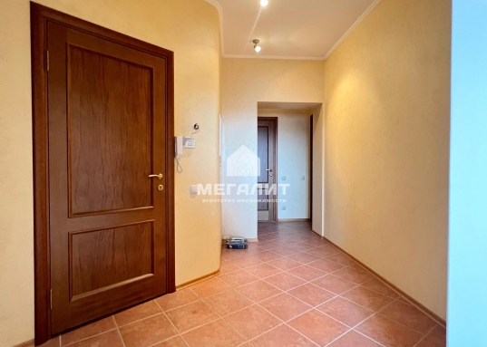 Натуральный паркет, высокие потолки из гипсокартона, кухонный гарнитур со встроенной техникой и двери из массива дерева.<br /><br /><strong>О квартире:</strong><br />- евроремонт в нейтральных тонах <br />- спальные комнаты площадью 17 м2 и 15,5 м2<br />- просторная кухня-гостиная  площадью 36,6 м2, есть кондиционер<br />- пластиковые окна<br />- новые биметаллические трубы и радиаторы, стояки поменяны<br />- две застекленные лоджии, обшиты деревом<br />​​​​​​​- два просторных санузла<br />- остается кухонный гарнитур со встроенной техникой, шкафы<br /><br /><em><strong>О доме:</strong></em><br />- малоквартирный дом - всего 3 квартиры на этаже<br />- чистый подъезд<br />- двор со шлагбаумом<br />- есть свое паковочное место<br /><br /><em><strong>Об инфраструктуре:</strong></em><br />- в 5 минутах ходьбы станция метро Яшьлек и остановка общественного транспорта<br />- во дворе детские сады<br />- рядом Гимназии № 94, 102, 122, инженерный лицей от КАИ; школы № 120 и 75;<br />- в шаговой доступности множество магазинов: обновленный Московский рынок,  ТЦ Парк Хаус, ТЦ Тандем, множество продуктовых магазинов, аптеки и т.д.<br />- рядом 3 парка : парк Сосновая роща, парк Урицкого и парк Победы<br />- спортивные центры: бассейн Оргсинтез, центр дзюдо Батыр, спорткомплекс Ватан, футбольный манеж Искандер, спорткомплекс Тасма<br /><br />Идеальное место для жизни с детьми!<br /><br /><em><strong>О документах:</strong></em><br />- один взрослый собственник, вся сумма в договоре<br />- проходит по ипотеке<br /><br />Рядом находятся улицы Декабристов, Восстания, Ибрагимова, Волгоградская, Восход, Гагарина, Ямашева, Шамиля Усманова, Тверская, Серова.<br />Звоните, покажем в удобное для Вас время!<br /><br /><strong>С уважением, ваш гид в мире недвижимости, Ольга Валиуллина.<br />АН «МЕГАЛИТ» основано в 2004 году.