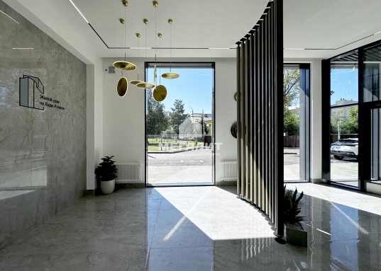 В квартире <strong>много естественного света</strong>, что стимулирует творческое начало и стремление к познанию и росту.<br /><br /><br />Красивое <strong>дизайнерское лобби</strong> в природных оттенках встречает жителей дома <strong>зоной отдыха</strong>.