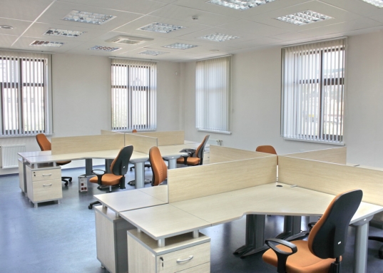 Имеется собственная трансформаторная подстанция с двумя трансформаторами мощностью 1000 кВт каждый, автоматическая телефонная станция «Alcatel», а также серверное оборудование и компьютерная сеть.<br /><br />• Мощная установка централизованной приточно-вытяжной вентиляции с системами рекуперации и фильтрации обеспечивает круглосуточный обмен воздуха в помещениях.<br /><br />• Система кондиционирования всех помещений с поддержкой индивидуального микроклимата.<br /><br />• Для отопления помещений и подготовки горячей воды здание оборудовано собственным тепловым пунктом, подключенным к городским сетям теплоснабжения.<br /><br />• Лифт фирмы KONE грузоподъемностью 630 кг, с пятью посадочными площадками на этажах и в цоколе здания.<br /><br />• Для обеспечения безопасности здание оборудовано системами видеонаблюдения, контроля доступа, охранно-пожарной сигнализацией, системой пожаротушения и дымоудаления.<br /><br /><strong>Данный объект полностью готов к эксплуатации и с нетерпением ждет новых владельцев, чтобы на деле подтвердить свои уникальные преимущества.</strong><br /><br />Стоимость продажи:  980 млн.руб.