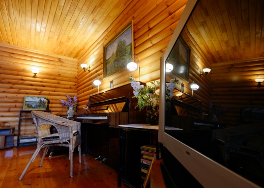 Организован спуск на воду для катера.<br />В 100 метрах от дома благоустроен родник с вкуснейшей водой, сразу за которым можно прогуляться по лесу.<br /><br />Воздух - одна из изюминок данного предложения! Здесь хорошая роза ветров, климат как в Крыму или Сочи, горный воздух, почти что морской.