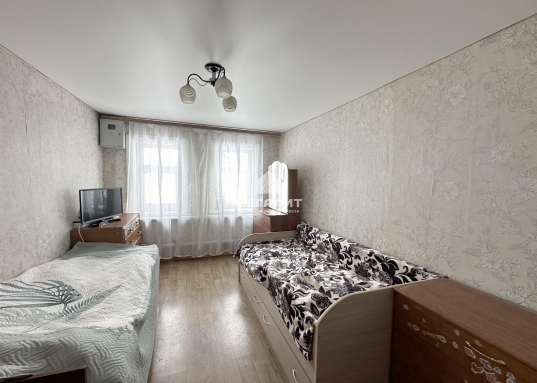 постройки, теплица.<br />Высажены плодоносящие деревья и кустарники.<br /><br />О ДОКУМЕНТАХ:<br />Документы проверены на юр.