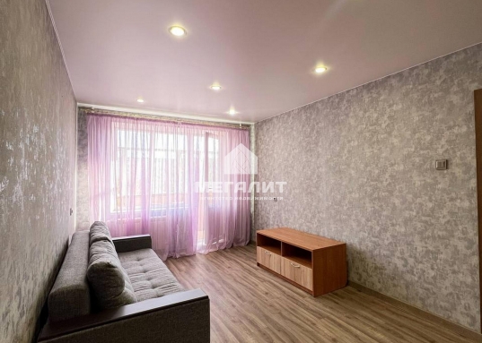 Удачное месторасположение дома: вторая линия от дороги, квартира в середине дома, не угловая.<br />Одна из лучших локаций в Ново-Савиновском районе!<br /><br /><strong><em>О квартире:</em></strong><br />- хороший ремонт в нейтральных тонах <br />- комната площадью 17.1<br />- функциональная кухня площадью 7,4<br />- пластиковые окна<br />- новые биметаллические трубы и радиаторы, стояки поменяны<br />- застекленный балкон, обшитый деревом<br />- остается кухонный гарнитур,холодильник, диван, шкаф в прихожей<br /><br /><em><strong>О доме:</strong></em><br />- чистый подъезд<br />- вторая линия от дороги<br />- произведен ремонт дорог и благоустройство дворовой территории<br />- детская площадка<br />- рядом озеро и сквер для прогулок<br /><br /><em><strong>Об инфраструктуре:</strong></em><br />- рядом остановки общественного транспорта, почта, поликлиника, 7 гор.больница<br />- во дворе детские сады и лицей №170<br />- в шаговой доступности множество магазинов: ТЦ Парк Хаус, Пятерочка, Магнит; фитнес-клуб Планета Фитнес<br />- в шаговой доступности парк Победы<br /><br /><em><strong>О документах:</strong></em><br />- один взрослый собственник, вся сумма в договоре<br />- проходит по ипотеке<br /><br />Рядом находятся улицы Ямашева, Амирхана, Лаврентьева, Адоратского, Мусина, Короленко, Бондаренко, Голубятникова.<br />Звоните, покажем в удобное для Вас время!<br /><br /><strong>С уважением, ваш гид в мире недвижимости, Ольга Валиуллина.<br />АН «МЕГАЛИТ» основано в 2004 году.