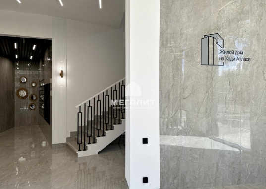 Просторна <strong>кухня - гостиная 19,39</strong> м2 с <strong>панорамным окном</strong> и выходом на балкон, ориентированным таким образом, чтобы Вы могли встречать рассвет и провожать закат, любуясь панорамой центра Казани. <strong>Спальная комната 18 м2</strong>.