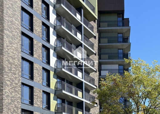 Прекрасная возможность купить квартиру по самой выгодной цене!​​​​​​​<br /><br /><strong>Вашему вниманию представлена просторная 2-евро квартира площадью 55,01 м2 в ЖК "Жилой дом на Хади Атласи" (Вахитовский район Казани).</strong><br /><br />Жилой комплекс бизнес класса от застройщика "Суварстроит" <strong>вводится в эксплуатацию в ноябре 2025 года. </strong><br />Квартира сдается с<strong> черновой отделкой</strong> для удобства воплощения Ваших дизайнерских задумок.