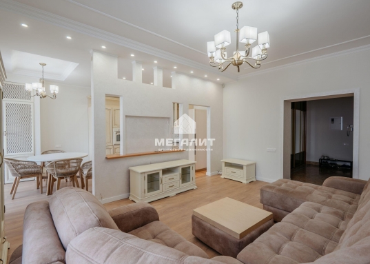 Установлен индивидуальный газовый котел Vaillant, благодаря чему Вы можете регулировать климат внутри квартиры вне зависимости от отопительного сезона.<br /><br />Функциональная планировка:<br />- просторный холл с вместительной зоной хранения<br />- зонированая кухня-гостиная с зимним садом<br />- 3 обособленные спальни, спрятанные от посторонних глаз<br />- гардеробная<br />- 2 совмещенных санузла<br /><br />Дополнительным удобством станет гаражный бокс, расположенный на 1-ом этаже ГСК в 2 минутах от дома.<br /><br /><span style="text-decoration:underline;">О ЛОКАЦИИ:</span><br />Удобное расположение дома на границе трех районов: Ново-Савиновского, Московского и Кировского, а также вблизи Ленинской (Кремлевской набережной) дамбы и ст.метро "Козья Слобода" дает дополнительный комфорт для передвижения по городу.