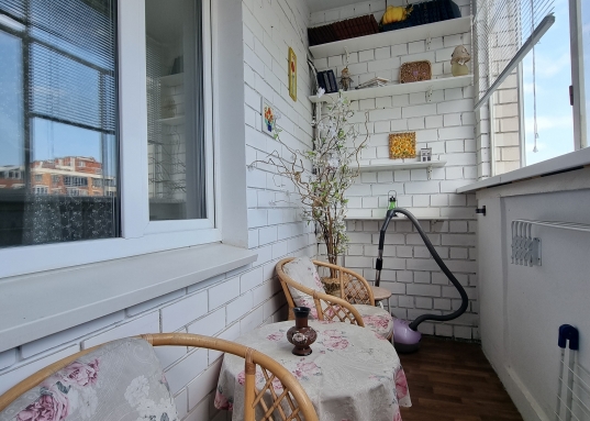 Свое парковочное место уже входит в стоимость аренды, шлагбаум.<br /><br />МЫ ПРОВЕРИЛИ КВАРТИРУ ,ЧТО В НЕЙ ВСЁ ХОРОШО,СОБСТВЕННИК НАДЁЖНЫЙ.<br /><br />ФОТОГРАФИИ НАСТОЯЩИЕ- МЫ ИХ СДЕЛАЛИ САМИ.<br /><br />Новая квартира улучшенной планировки, техника вся имеется (два телевизора, холодильник, стиральная машина, бойлер, кондиционер, велотренажер, камин).<br /><br />В шаговой доступности продуктовые магазины, поликлиника, аптеки, садик, престижная школа "Адымнар", парк "Стамбул", река Казанка и иные объекты инфраструктуры.