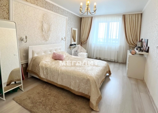 Продается стильная двухкомнатная квартира, общей площадью 72,3 кв.м. в кирпичном доме с индивидуальным отоплением в Кировском районе ЖК "Волжская гавань" по ул. Гумера Баширова, д. 3А.<br /><br />Квартира с качественным ремонтом в теплых тонах, продуманной системой освещения, создающей теплую и уютную атмосферу.<br /><br />Удобная планировка:<br />- просторная кухня-столовая 15,9 кв.м. со встроенным кухонным гарнитуром, оборудованным всей необходимой бытовой техникой, и выходом на лоджию,<br />- гостиная 16,7 кв.м.,<br />- изолированная спальная комната 19,6 кв.м,<br />- санузел с ванной в кафеле<br /><br />В квартире установлены: кондиционеры, входная дверь повышенной взломоустойчивости, домофон, интернет, кабельное ТВ.<br /><br />Отличное месторасположение дома вблизи р.