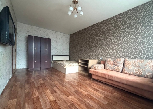 Квартира готова к комфортному проживанию:
- Остаются некоторые предметы мебели
- Балкон застеклён
- Установлены современные пластиковые окна

 Рядом расположены популярные места отдыха:
- Стадион
- Плавательный бассейн «Ракета»
- Дворец культуры имени Саид-Галиева
- Озеро и пляж «Комсомольское»
- Парк, скверы

Развитая инфраструктура: В пешей доступности находятся медицинские учреждения, образовательные заведения (школы, детские сады), торговые площадки и многое другое.