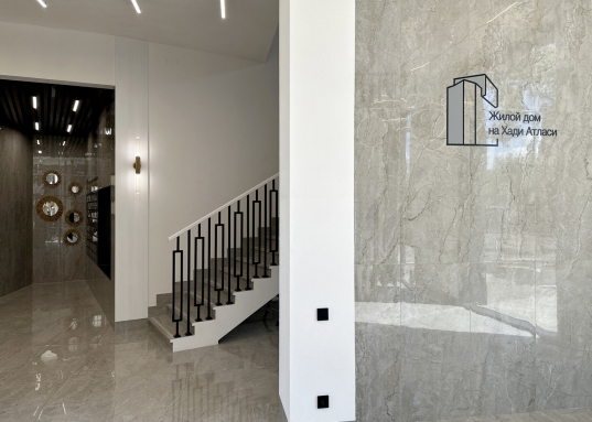 Просторна <strong>кухня - гостиная 19,39</strong> м2 с <strong>панорамным окном</strong> и выходом на балкон, ориентированным таким образом, чтобы Вы могли встречать рассвет и провожать закат, любуясь панорамой центра Казани. <strong>Спальная комната 18 м2</strong>.