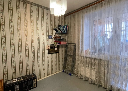 Остановки общественного транспорта. <br /><br /> <strong> Внутри квартиры вас ждет:</strong><ul><li> Простор и свобода - возможность перепланировки без несущих стен и реализации всех   дизайнерских задумок.</li><li> Комфорт для каждого - раздельный санузел и гардеробная.</li><li> 2 лоджии обшиты экологичной вагонкой. Остеклены. </li><li> Восхитительный вид на Казанку.</li><li> Практичное решение - кухонный гарнитур, водонагреватель на 70 литров и шкаф уже остаются для вас.</li><li>2 холодильника! </li><li>Просторная прихожая.</li><li>Запираемый тамбур с возможностью безопасно хранить велосипед или детскую коляску.</li><li>Один взрослый собственник более 25 лет!