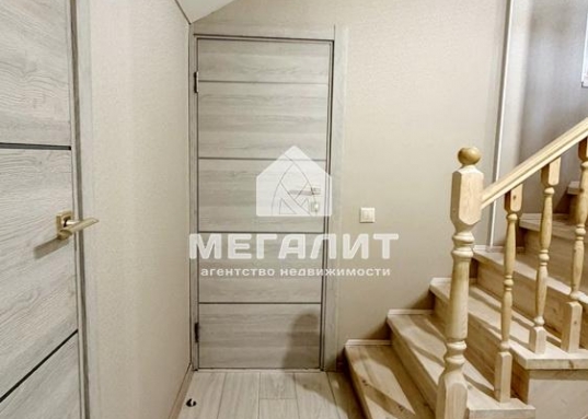 Также имеется закрытая веранда с отдельным входом , где можно уютно проводить вечера в кругу семьи и друзей.