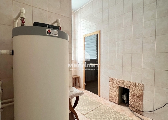 Вам не придется пренебрегать комфортом ради близости к инфраструктуре – в шаговой доступности находятся:<br /><br />- Остановка общественного транспорта<br />- Магазины, школы и детские сады<br />- Гипермаркеты «Лента», «Ашан» и «Перекресток»<br /><br /><strong> Образование на высшем уровне:</strong><br />Всего в 5 минутах езды — элитная гимназия №19, участник проекта «Школы Сколково»,  Школа превосходства Республики Татарстан, партнер международной организации инновационных школ «SWIFT», базовая школа Российской академии наук.<br />Возможности для занятия здоровьем и спортом: школа плавания "Касатка", плавательный бассейн Буревестник, академия тенниса, центр бадминтона, центр гимнастики, строится термальный комплекс "Пляж", фитнес-центры.<br /><br /> <strong>Транспортная доступность:</strong><br />В 15 минутах пешком – станция метро Дубравная, что значительно облегчает передвижение по городу.<br />В 250 метрах от участка остановки общественного транспорта, из поселка несколько выездов: на улицу Дубравная, улицу Кул Гали и улицу Габишева, откуда можно добраться в любую точку города.<br /><br />Не упустите свой шанс!