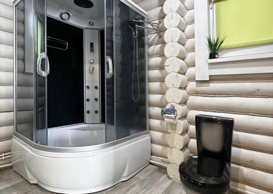 Канализация - переливная яма на дом и отдельная на баню.<br /><br />Участок огорожен забором, через дорогу, абсолютно чистый свежий воздух.