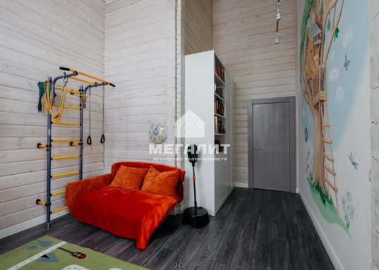 На территории имеется отельное строение- зона летней кухни и барбекю: место для неформальных встреч, семейных обедов и вечеринок, где готовка не помешает общению и приятному времяпровождению.