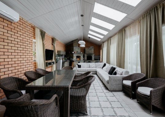 Ровный участок 30 соток огорожен кирпичным забором. Благоустроенная территория,  реализован ландшафтный дизайн, вымощенные прогулочные дорожки, прекрасный газон, сосны, ели, теплица и другие плодоносящие растения.