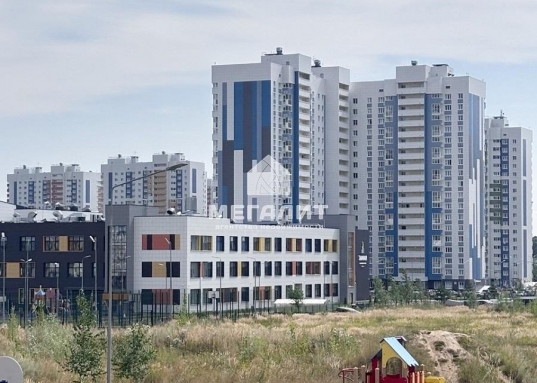 узел раздельный – 3,05 кв. м, и 1,5 кв. м.<br />- гардеробная 3,03 кв.м<br />- коридор 15,5 кв.м<br />- две лоджии 4,8 кв.м и 4,2 кв.м<br /> <br /><strong>ИНФРАСТРУКТУРА РАЙОНА: </strong><br />- удобное расположение дома<br />- в шаговой доступности гимназия, лицей, детские сады, развивашки для детей<br />- магазины, поликлиники (детская и взрослая), бассейн, парикмахерская, аптеки, недалеко супермаркеты, ТЦ «Радужный» с кинотеатром, множество кафе<br />- красивый современный парк<br /><br /><strong>​​​​​​​Идеальное место для жизни большой семьи с детьми.</strong> Звоните!
