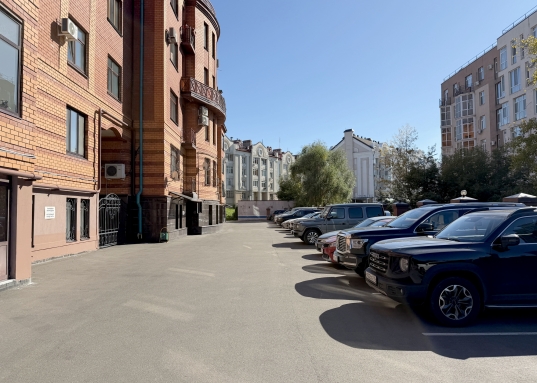 Вести бизнес здесь очень удобно и представительно.<br /> <br />Заинтересовались?<br />Звоните, пишите.<br />Своевременно обеспечим дополнительной информацией, договоримся об осмотре.<br /><br />​​​​​​​<strong><em>С уважением, ваш гид в мире недвижимости, Шахимарданова Гузель.</em></strong><br /><br /><strong><em>АН «МЕГАЛИТ» основано в 2004 году.