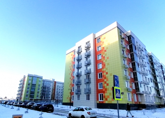             <strong>Продаю уютную квартиру-студию в ЖК «Яркий», расположенную по адресу: ул. Тэцевская, д.4Е Авиастроительного района г. Казани, в 10 минутах пешком от станции метро Авиастроительная.</strong><br /><br /><strong>            Обременений нет, один взрослый собственник.</strong><br />           <br />            Квартира общей площадью 28 кв.м., расположена на 6 этаже 7-ми этажного дома.