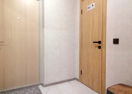 Квартира полностью обустроена.<br /><br />       Яркая отделка фасада, подъездов и мест общего пользования, полностью закрытая территория с обустроенными детскими площадками и зонами отдыха.