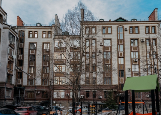 Адрес: ул. Мулланура Вахитова, дом 8, Количество комнат: 4, Общая площадь: 131.5 м<sup>2</sup>, Жилая площадь: 80 м<sup>2</sup>, Площадь кухни: 18 м<sup>2</sup>, Этаж: 2/5, Тип дома: Кирпичный, Район: Кировский