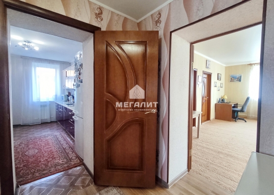 Продаётся светлый, просторный, <strong>уютный дом с большим участком</strong>.
